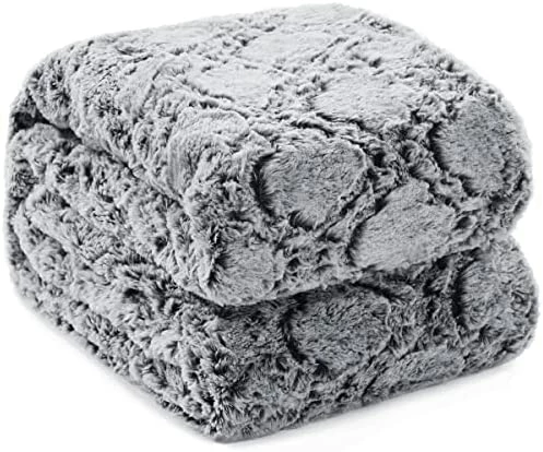 KAWAHOME Faux Fur Blanket King Size Winter Super Soft Cozy Warm Fluffy Plush Blanket Quatrefoil Pattern For Couch Sofa Bed, 108" X 90" (White) 5 KAWAHOME Faux Fur Blanket King Size Winter Super Soft Cozy Warm Fluffy Plush Blanket Quatrefoil Pattern For Couch Sofa Bed, 108" X 90" (White) - Image 3