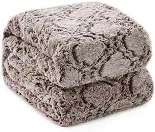 KAWAHOME Faux Fur Blanket King Size Winter Super Soft Cozy Warm Fluffy Plush Blanket Quatrefoil Pattern For Couch Sofa Bed, 108" X 90" (White) 9 KAWAHOME Faux Fur Blanket King Size Winter Super Soft Cozy Warm Fluffy Plush Blanket Quatrefoil Pattern For Couch Sofa Bed, 108" X 90" (White) - Image 7